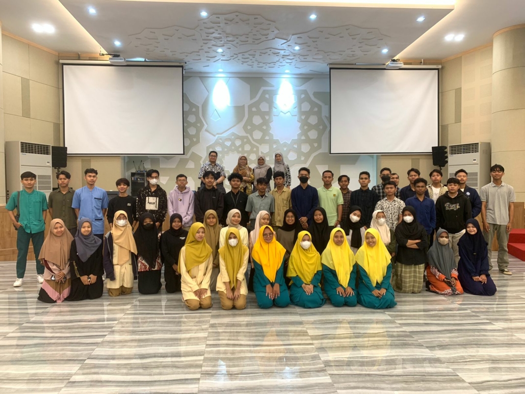 MANFAAT: Suasana pembagian paket sembako dari Lazismu Unisa Jogjakarta bersama MADARIS kepada para mahasiswa Unisa Jogjakarta yang berlangsung di Convention Hall Masjid Walidah Dahlan.