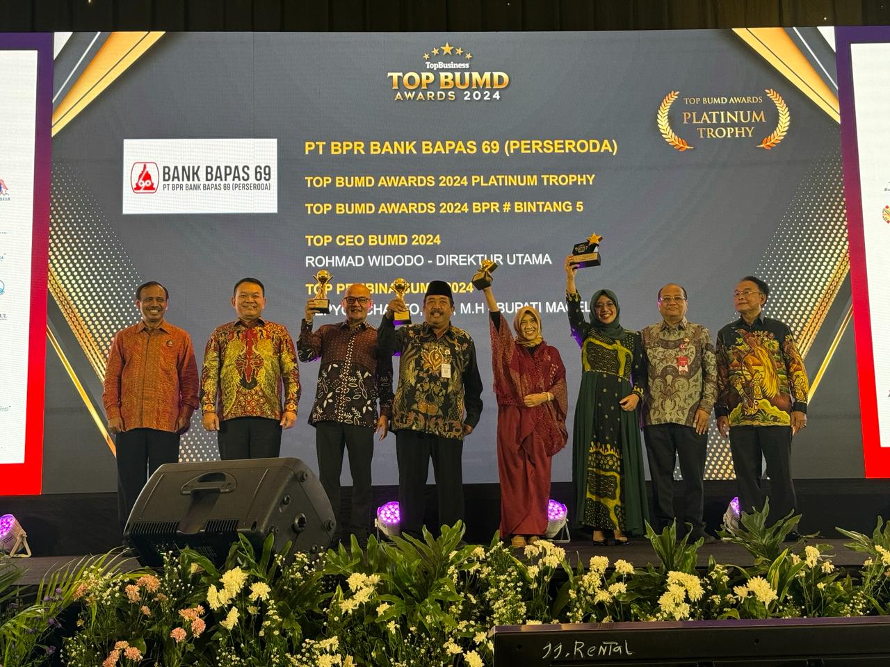 APRESIASI PRESTASI: Pj Bupati Kulon Progo bersama Direktur Utama Perumda BPR Bank Pasar Kulon, dan Direktur Utama Perumda Air Minum Tirta saat TOP BUMD Award 2024. ( Humas Pemkab Kulon Progo)