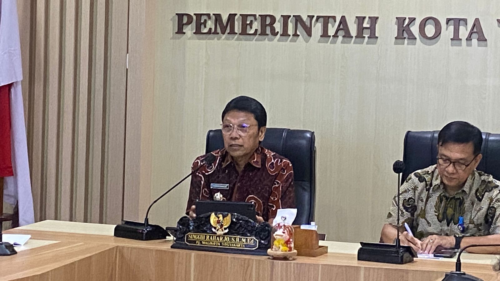 APRESIASI: Dirjen Dukcapil Tegar Setyabudi mengapresiasi layanan kependudukan berupa Jogja Smart Service saat kunjungannya di Kantor Disdukcapil Jogja Jumat (22/3). (DOKUMENTASI PEMKOT JOGJA)