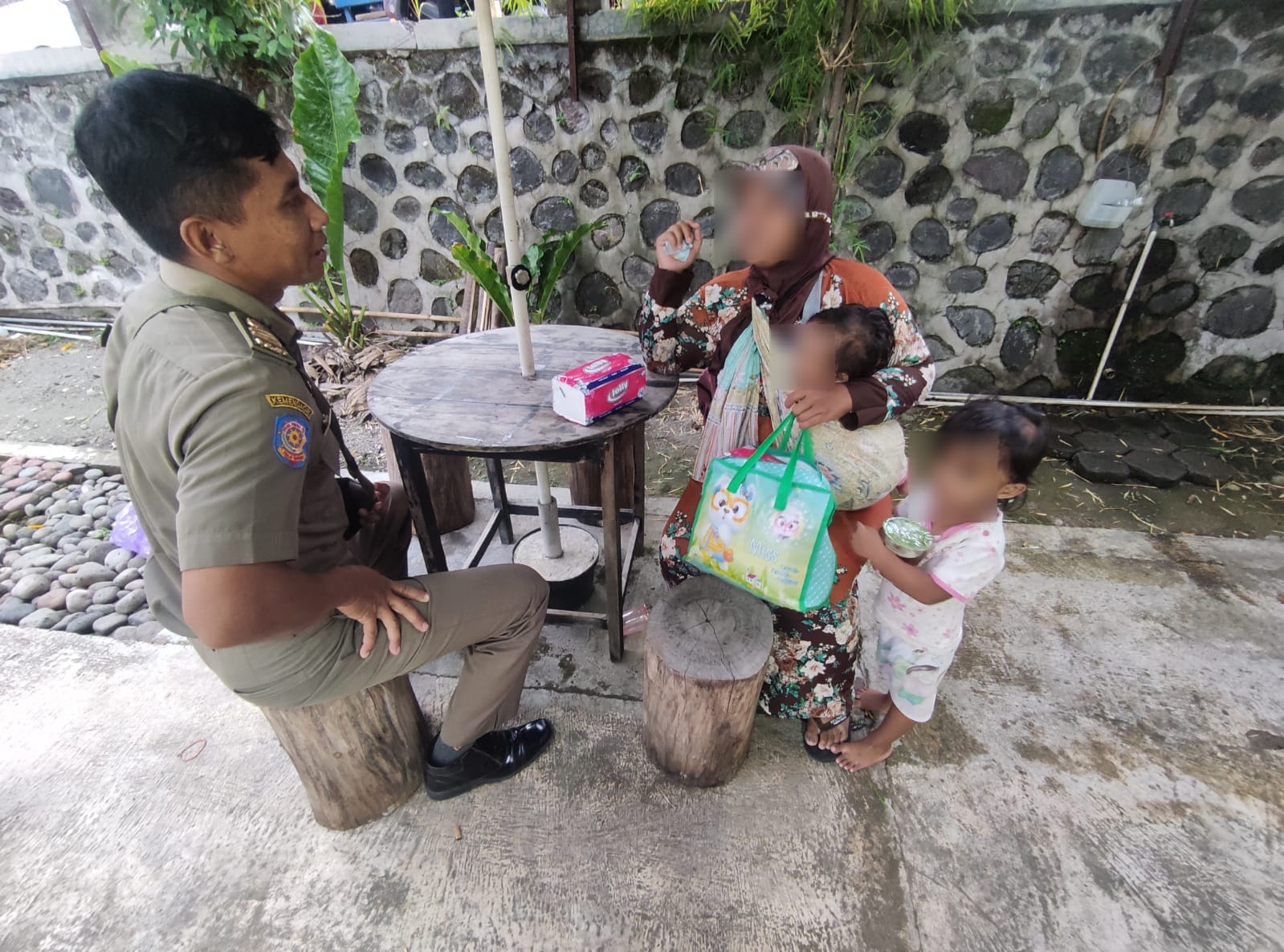 PERSUASIF: Petugas Satpol PP Sleman saat melakukan pembinaan di tempat terhadap seorang ibu yang memperkerjakan anak dibawah umur untuk menjual tisu di Simpang Gemawang.