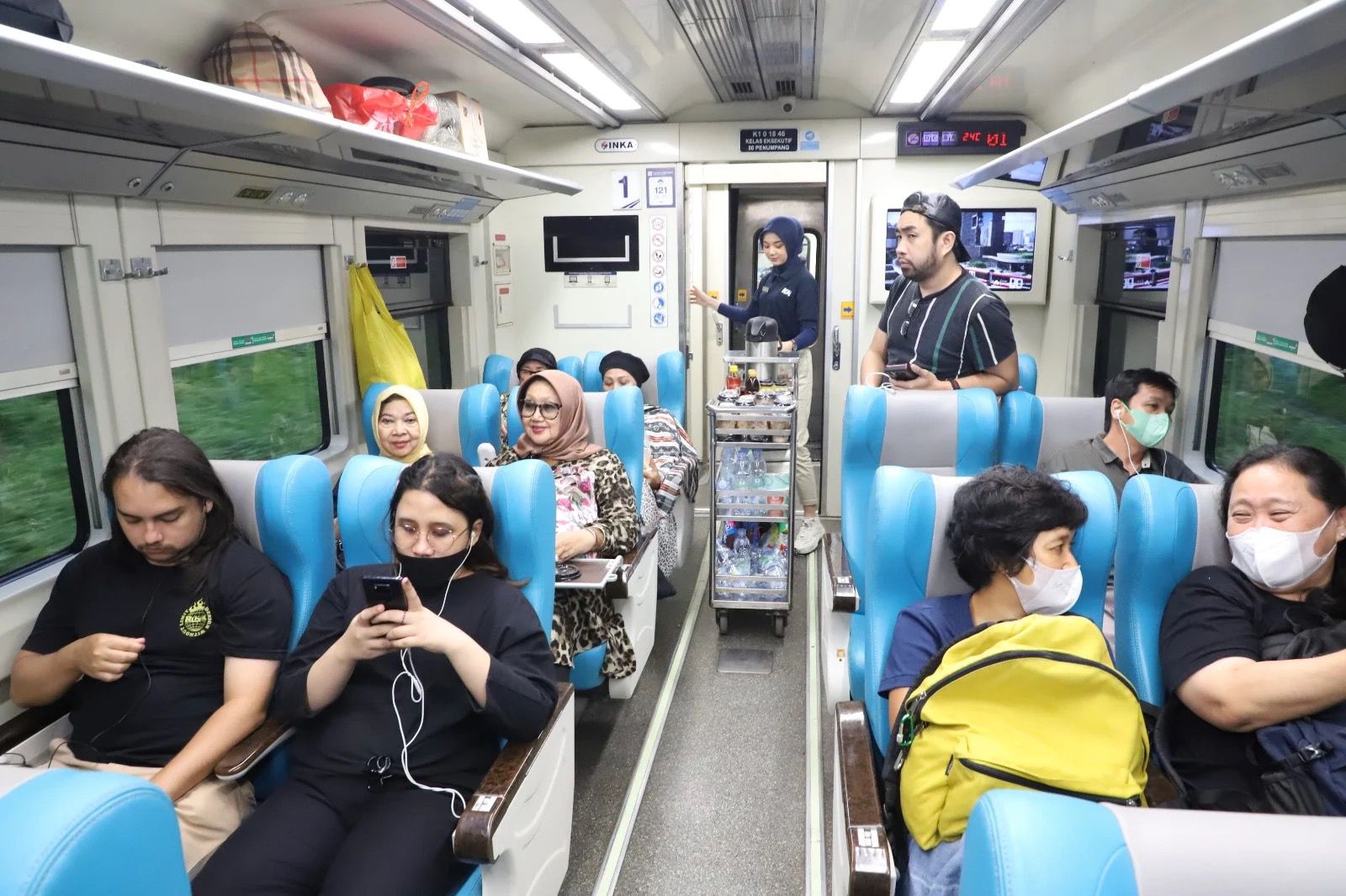 NYAMAN: Penumpang menikmati perjalanan dengan kereta api.