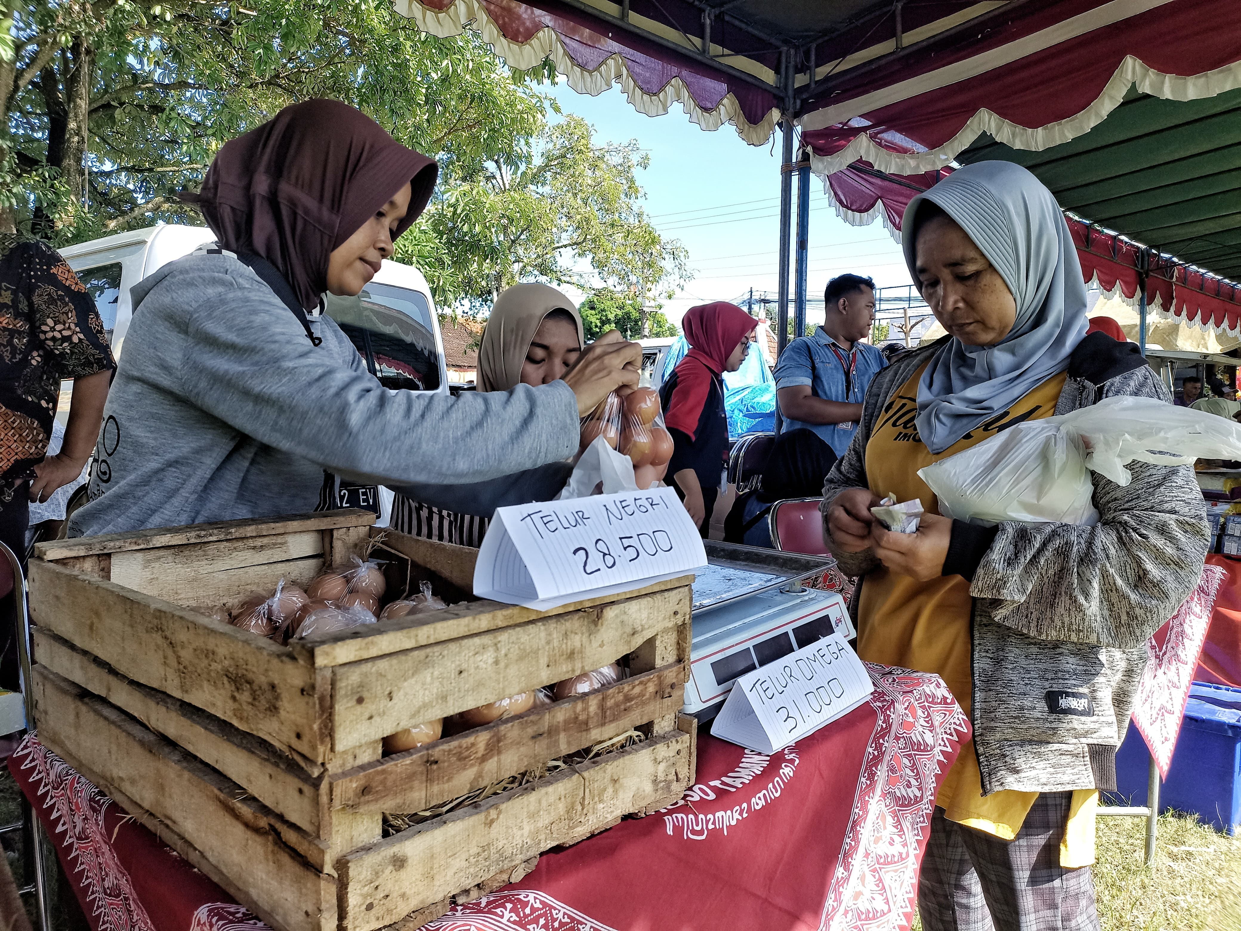 BUTUH: Warga membeli sejumlah kebutuhan pokok dalam kegiatan Pasar Murah yang digelar di Lapangan Karangtalun, Imogiri, Bantul, Selasa (5/3). (Gregorius Bramantyo/Radar Jogja)