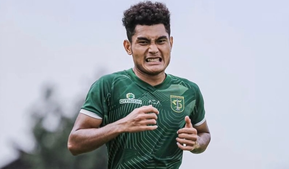 Mikael Tata berusaha keras agar mendapatkan kepercayaan dari sang pelatih Persebaya, Paul Munster (lib)