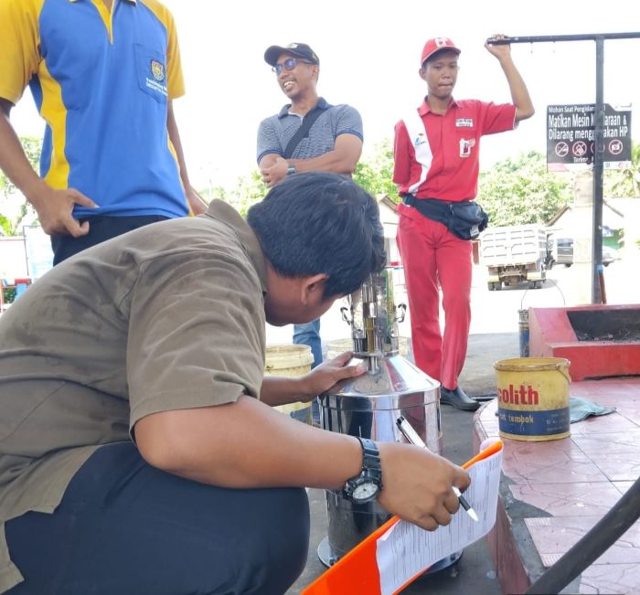 Proses TTU rutin oleh tim metrologi, DKUKMP Purworejo untuk memastikan takaran alat ukur sesuai takaran.