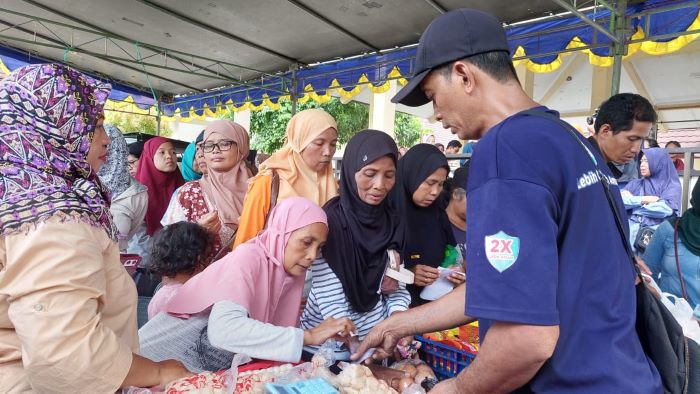 Antusias warga mengikuti operasi pasar di Balai Kapanewon Wates, Jumat (23/3).