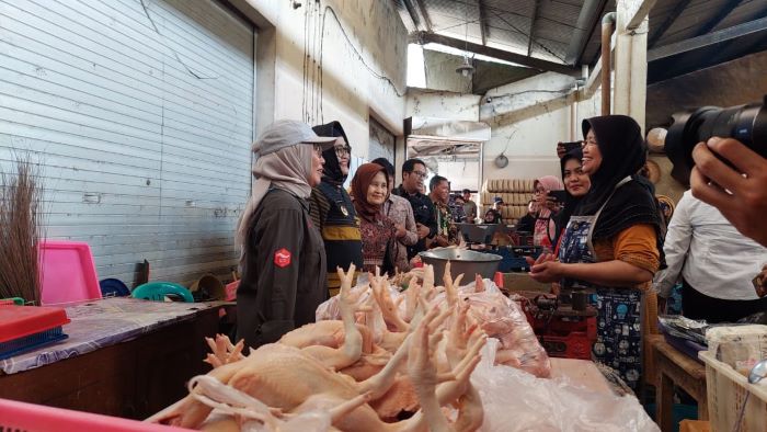 Pj Bupati Kulon Progo melakukan pemantauan stok pangan di Pasar Wates, Jumat (23/3).