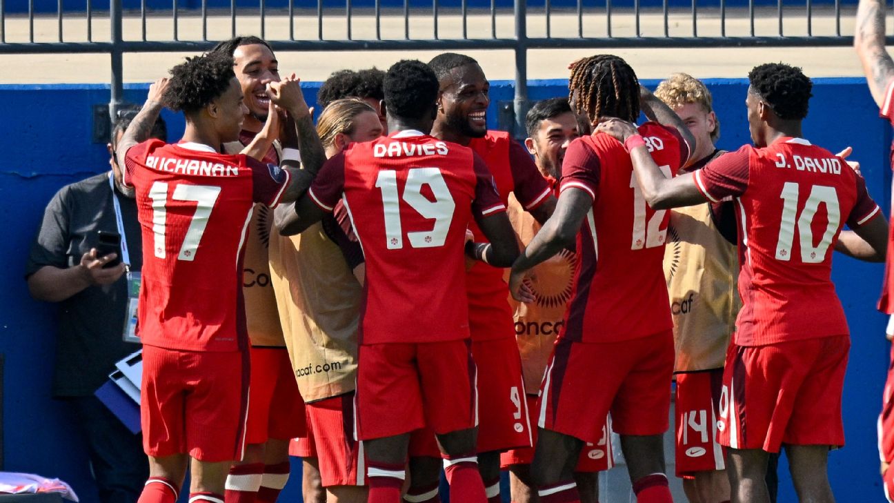 pemain kanada rayakan gol pembuka ke gawang Trinidad dan Tobago yang dicetak Cyle Larin