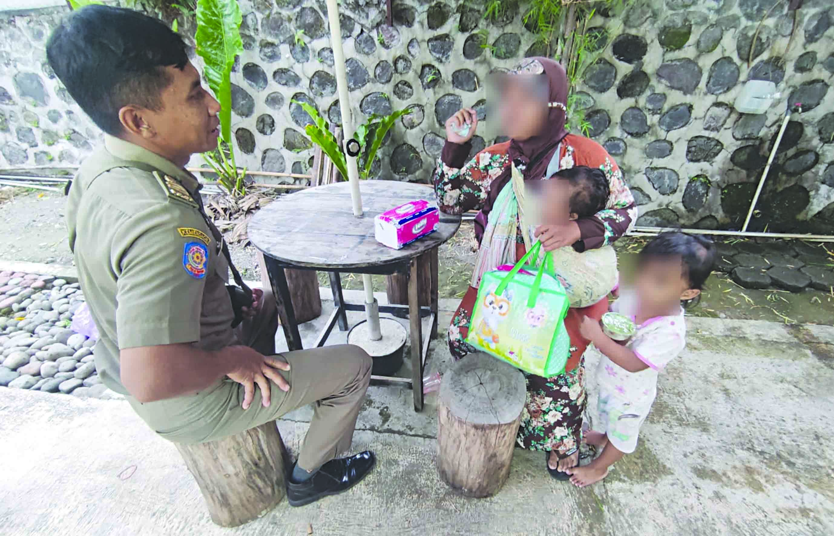 PEMBINAAN:&nbsp;Petugas Satpol PP Sleman saat melakukan pembinaan di tempat terhadap seorang ibu yang memperkerjakan anak dibawah umur untuk menjual tisu di Simpang Gemawang. (DOKUMENTASI SATPOL PP SLEMAN)
