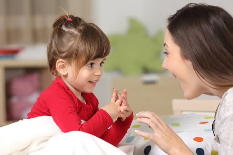 Ilustrasi orang tua memberikan active listening parenting untuk anak.