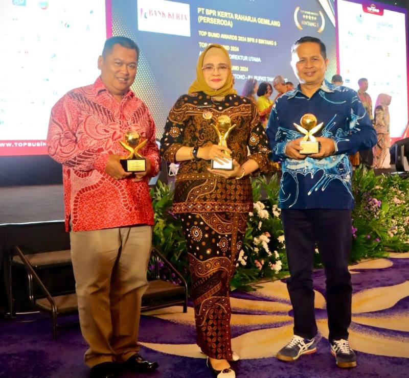 APRESIASI PRESTASI: Pj. Bupati Kulon Progo Ni Made Dwipanti Indrayanti bersama Direktur Utama Perumda BPR Bank Pasar Kulon Progo Joko Purnomo (kiri), dan Direktur Utama P