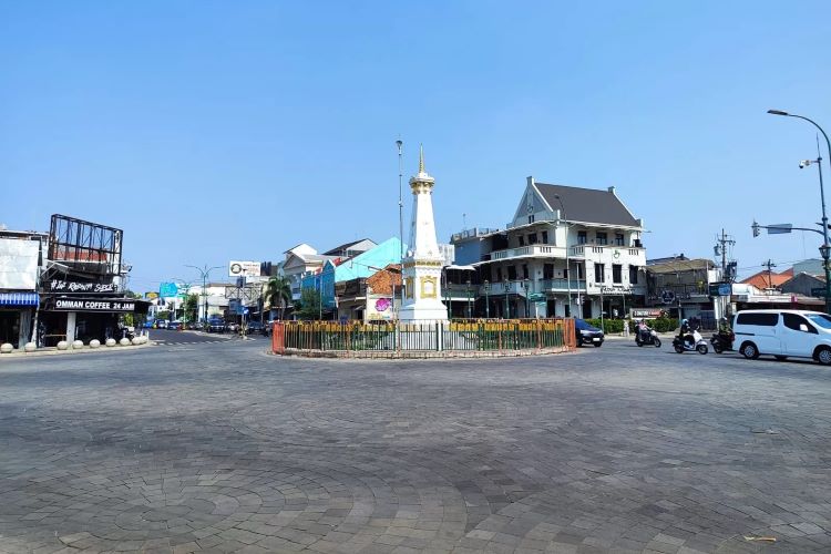 HIJAU: Pagar Tugu Jogja dicat warna hijau. (Dok Istimewa)
