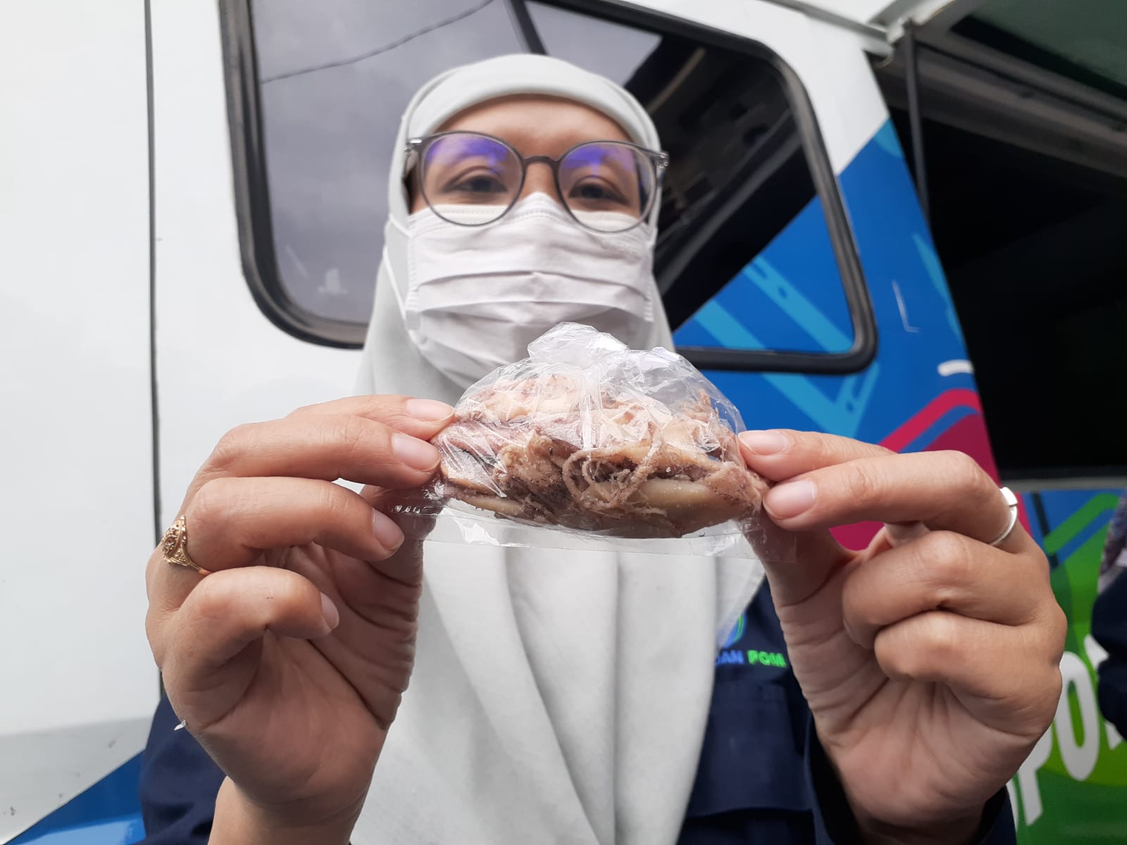 PASTIKAN: Petugas BBPOM Yogyakarta saat menunjukkan olahan makanan laut berupa cumi kering yang mengandung zat berbahaya formalin di Pasar Sleman, Senin (25/3).