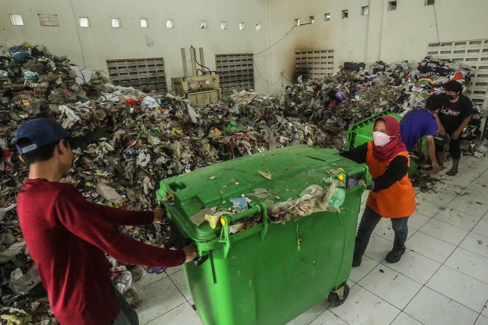 KELOLA: Petugas memilah sampah anorganik di TPS3R Nitikan, Umbulharjo, Jogja, Senin (25/3). Imbas penutupan TPST Piyungan, Walhi Jogjakarta mengkritisi rencana pengolahan sampah dengan teknologi RDF.