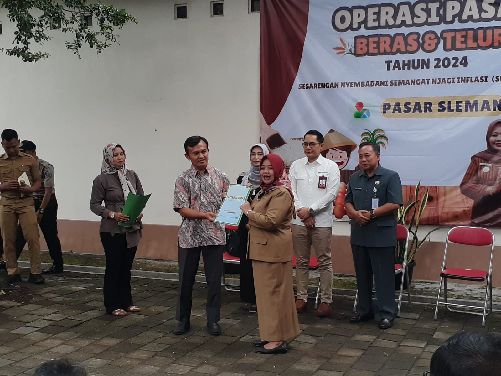 MURAH: Suasana saat Bupati Sleman Kustini Sri Purnomo dan jajarannya me-launching program operasi pasar beras dan telur di Pasar Sleman, Senin (25/3).