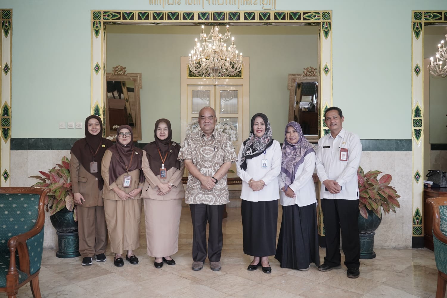 BANGGA: Kepala Perwakilan BKKBN DIY Andi Ritamariani bersama Wakil Gubernur DIY KGPAA Paku Alam (PA) X di Kompleks Kepatihan Senin (25/3). (HUMAS Provinsi DIY /Radar Jogja)