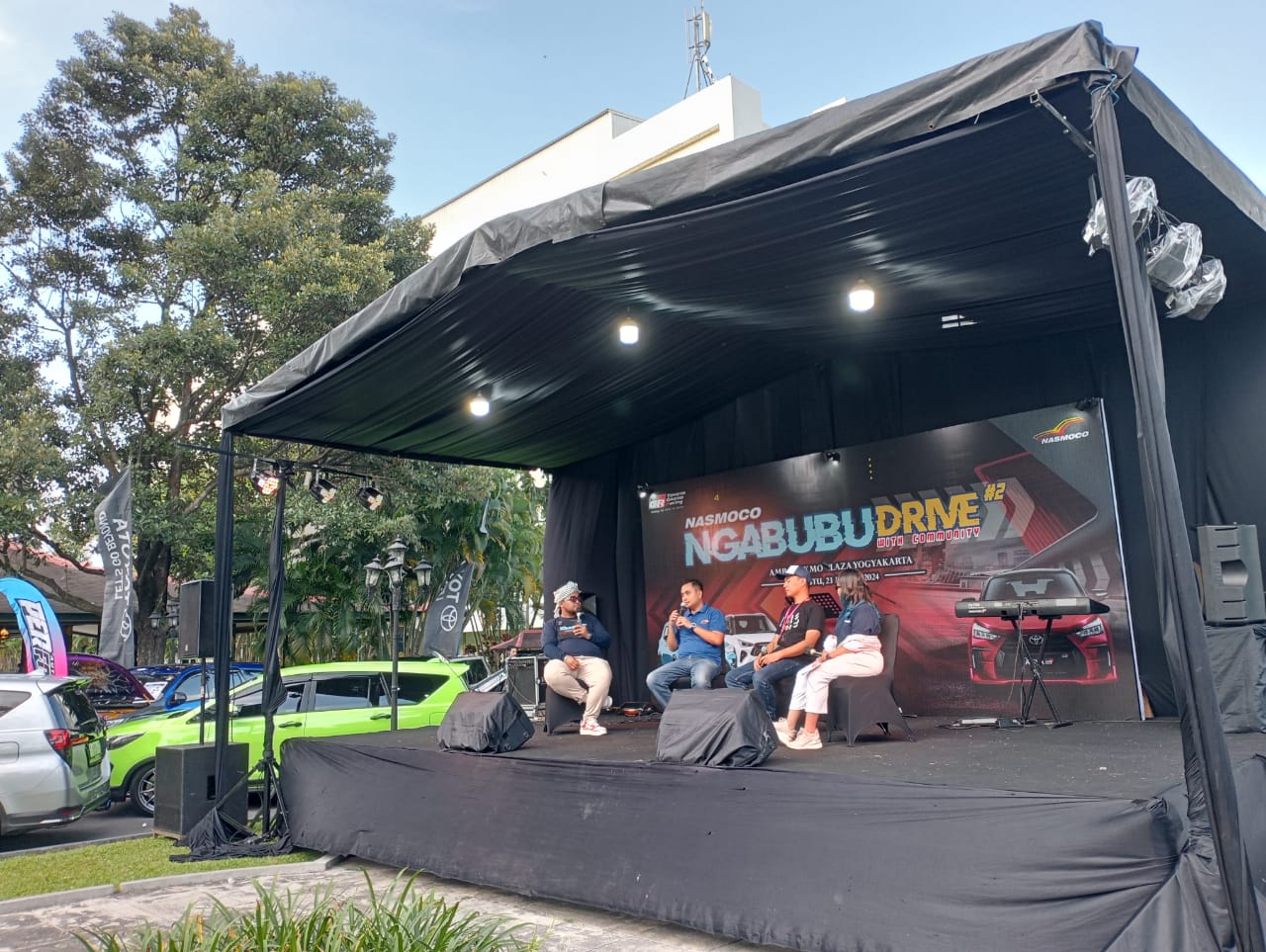 KOMUNITAS: Sesi Talkshow Nasmoco NgabubuDrive di area parkir Ambarrukmo Plaza Jogja, Sabtu (23/3). (Rizky Wahyu/Radar Jogja)