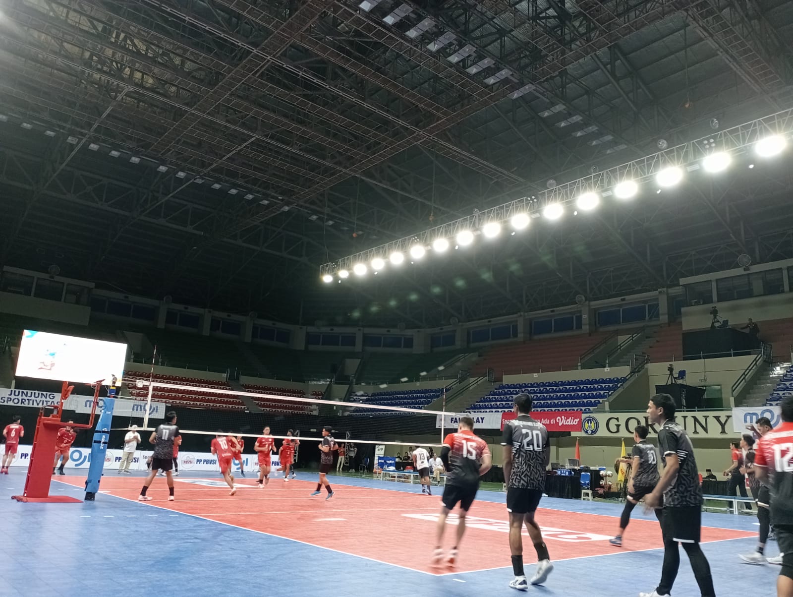 SIAP: Pemain Tectona Bandung saat melakukan pemanasan jelang melawan Bintang Mahameru Sejahtera Bekasi di partai final Nusantara Cup 2024 di GOR UNY, Minggu (24/3).