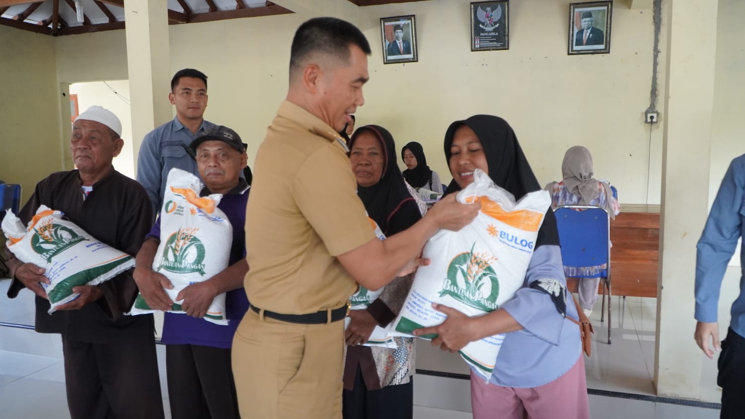 TULUS: Bupati Gunungkidul Sunaryanta menyerahkan bantuan beras CPP di balai Kalurahan Wonosari, Senin (25/3).