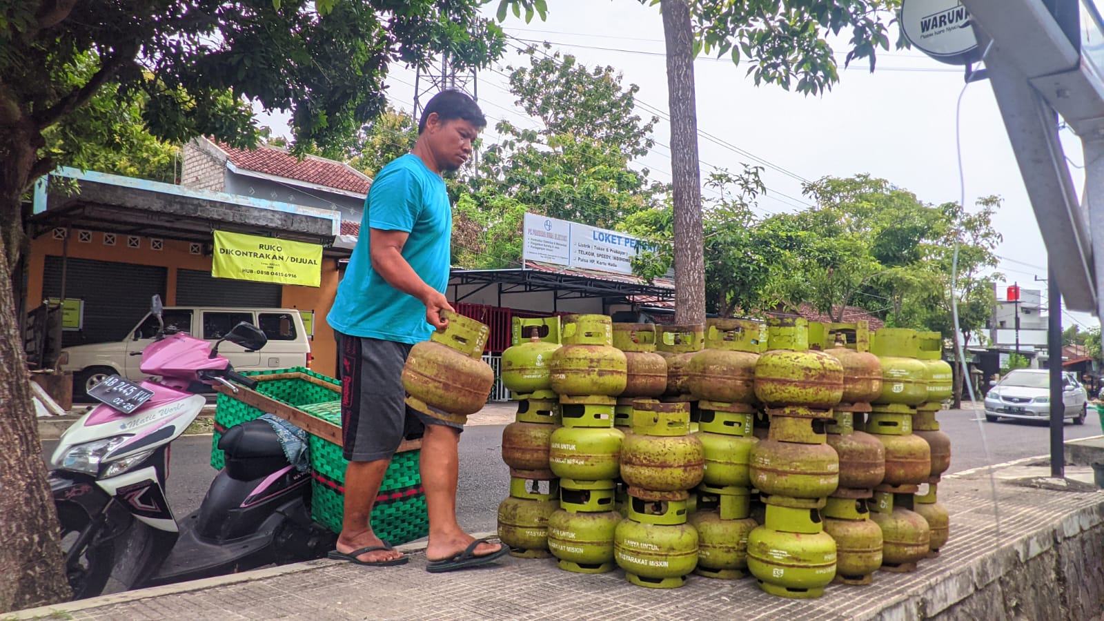 Ilustrasi penjualan gas ukuran 3 kilogram (gas melon).