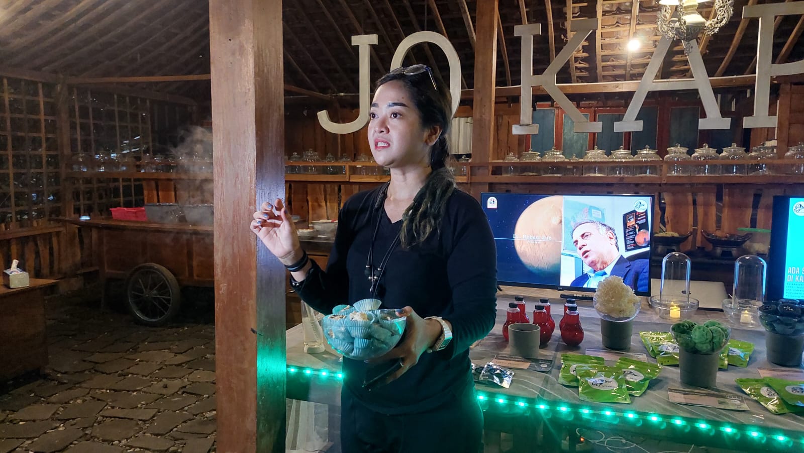 SPACE FOOD: Dina Lestari menjelaskan produk hasil penelitiannya yang berbahan jamur. (Anom Bagaskoro/Radar Jogja)