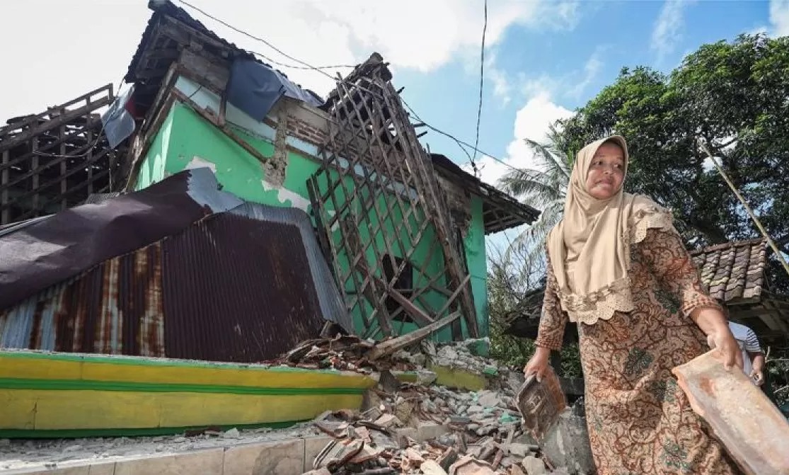 Warga melihat kondisi rumahnya yang sudah hancur akibat gempa bumi yang terjadi di Pulau Bawean Gresik