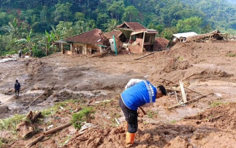 Petugas gabungan tengah melakukan pencarian korban di lokasi longsor di Kampung Gintung, Desa Cibenda, Kecamatan Rongga, Kabupaten Bandung Barat, Senin (25/3/2024) malam