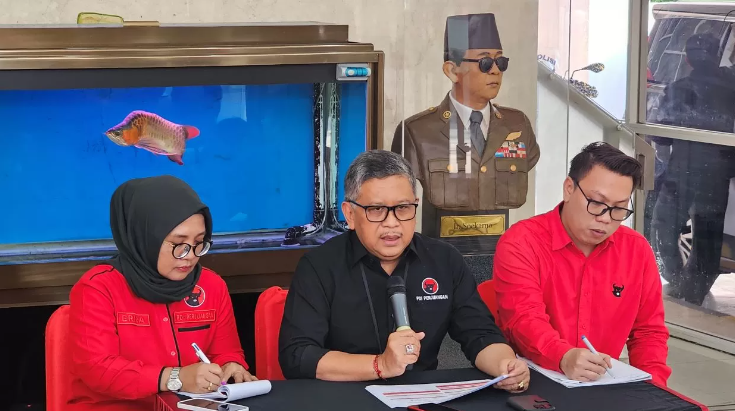 LAPOR: Sekjen PDIP Hasto Kristiyanto bersama Anggota Badan Bantuan Hukum dan Advokasi (BBHA) PDIP Erna Ratnaningsih di kantor DPP PDIP Jakarta Senin (25/3/2024). (Jawa Pos)