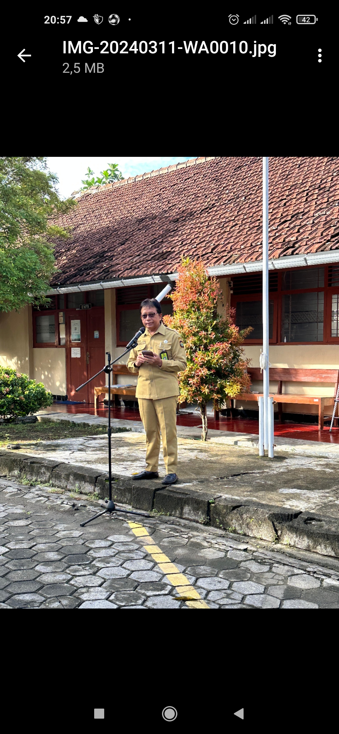 Bambang Sutrisno saat memberikan arahan. (Dokumentasi Disnakertrans)