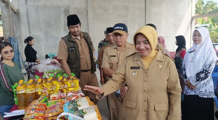 Bupati Purworejo saat berada di Bazar Pangan Ramadan di Desa Pogung Jurutengah, Kecamatan Bayan, Senin (25/3).