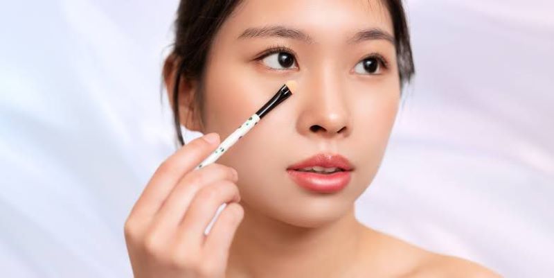 Ilustrasi seseorang sedang make up.