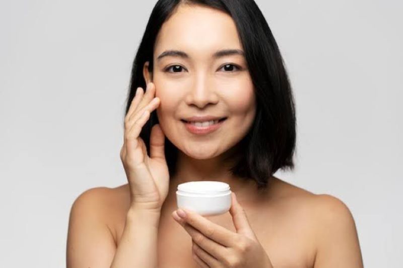 Ilustrasi penggunaan sunscreen yang cocok untuk cuaca panas, sebaiknya hindari berbahan minyak.