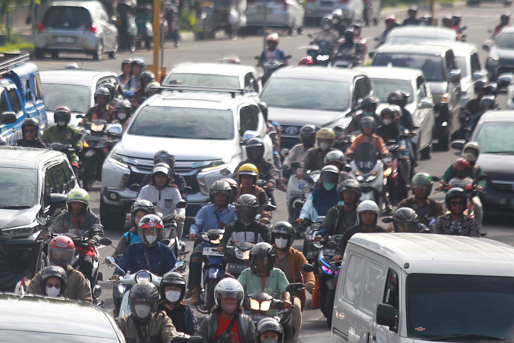 PADAT: Pengendara melintas di Jalan Jenderal Sudirman, Kota Jogja, kemarin (20/3). Dishub DIJ memprediksi sebanyak 8,7 juta orang akan masuk wilayah DIY pada momentum arus mudik Lebaran.