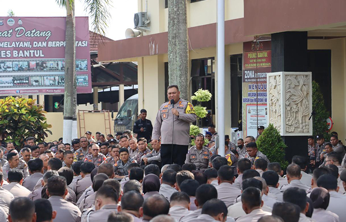 INSTRUKSI: Kapolres Bantul Michael R Risakotta memberikan pengarahan kepada personel Polres Bantul.