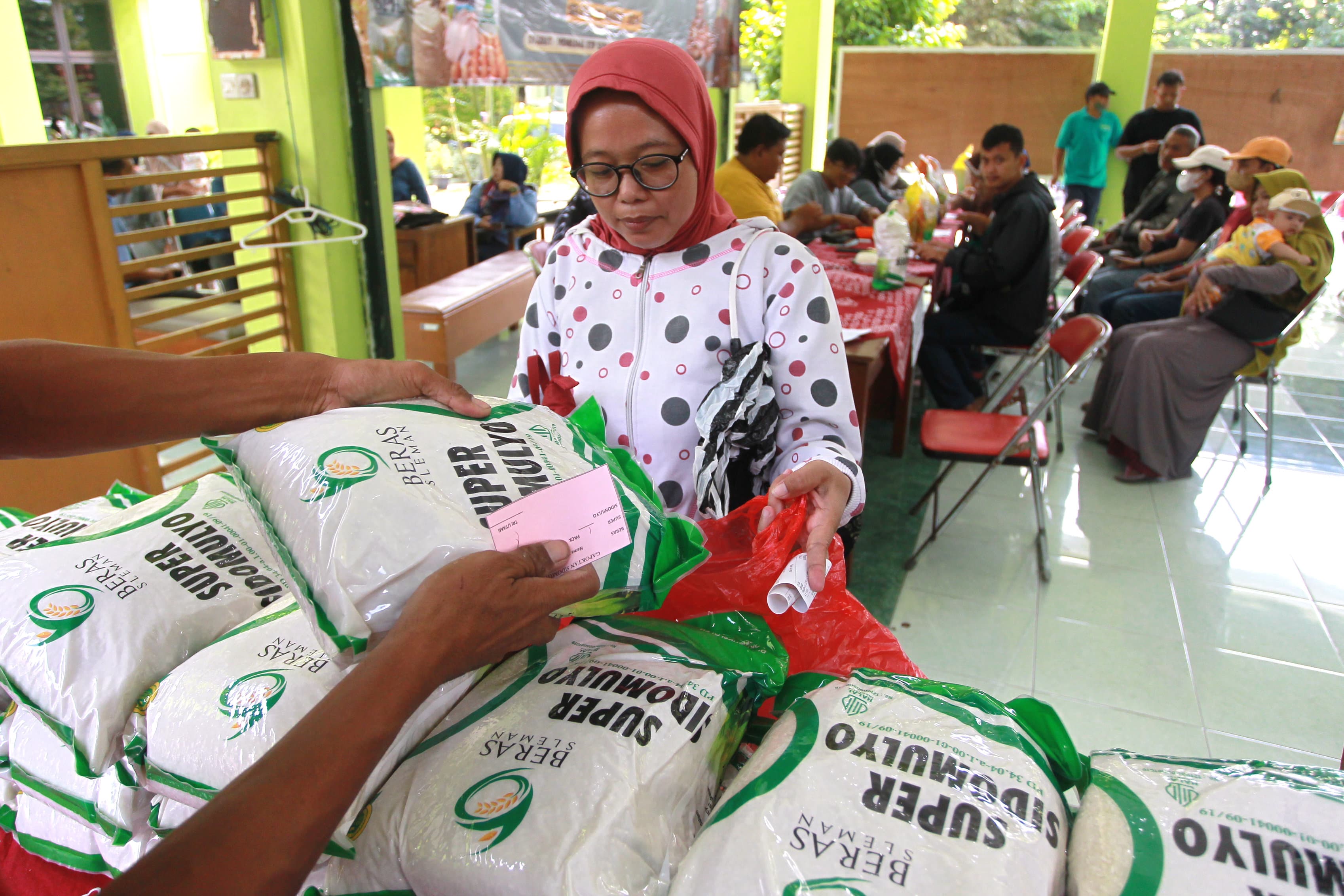 SUPER: Warga membeli beras yang dijual dalam kegiatan pasar murah di Kantor Kapanewon Depok, Sleman, Selasa (26/3). Pemprov DIY memastikan stok bahan pangan tercukupi hingga Lebaran.