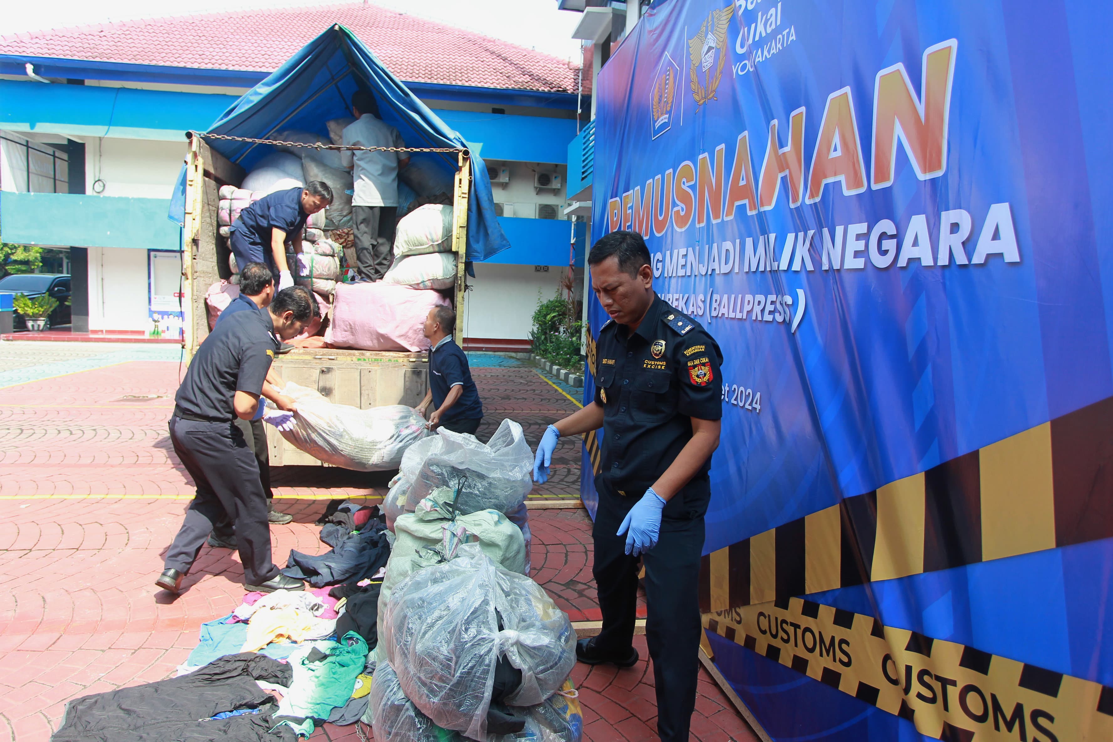 TEGAS: Petugas memindahkan karung berisi pakaian bekas ke dalam truk saat giat pemusnahan larangan dan pembatasan (lartas) barang impor, di Kantor Bea Cukai Jogjakarta, Selasa (26/3).
