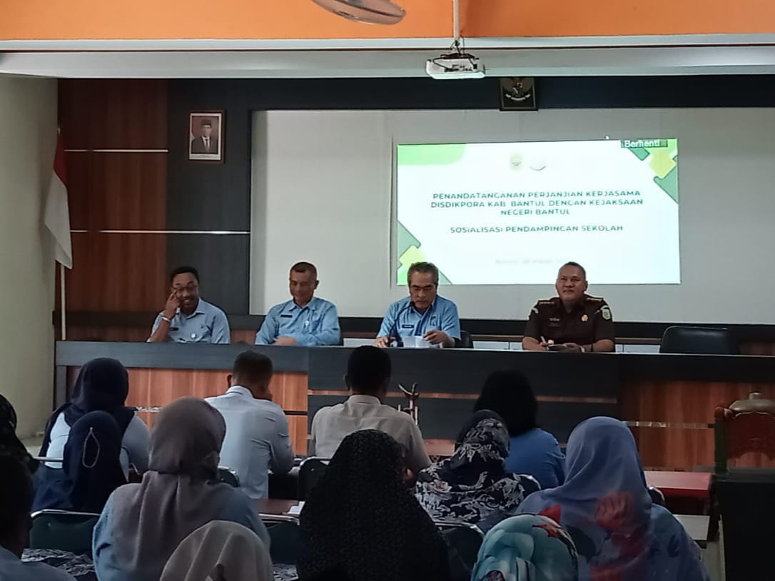 TERBUKA: Bupati Bantul Abdul Halim Muslih dan Kepala Kejari Bantul Farhan saat perjanjian kerja sama di SMPN 1 Bantul, Selasa (26/3) (Gregorius Bramantyo/Radar JogjaJogja)