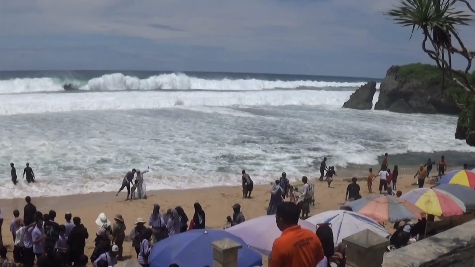 ALAM: Wisatawan Pantai Kukup, Kemedang, Tanjungsari, Kabupaten Gunungkidul.