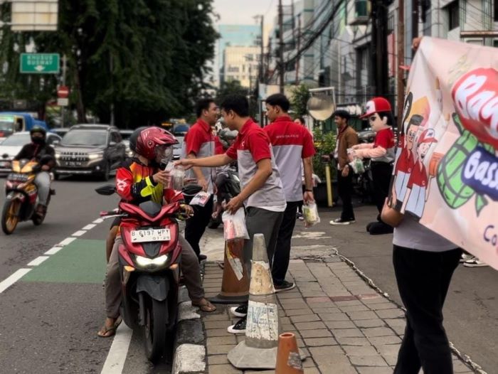 Ksatria JNE Expess berbagi takjil untuk pengendara di Jalan Raya Tomang (22.3)
