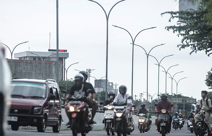 TAK TERAWAT: Kendaraan melintasi lampu penerangan jalan umum (LPJU) yang ada di kawasan Ring Road utara, Condongcatur, Depok, Sleman (26/3).