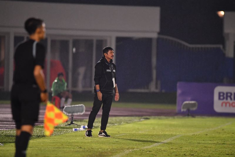 BERDIRI: Indra Sjafri menilai dua kali hasil imbang kontra Tiongkok menjadi tolak ukur perkembangan timnas Indonesia U20 (PSSI)