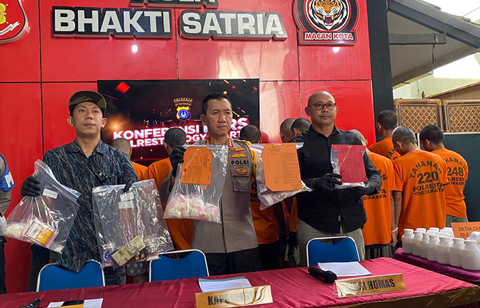 BARANG BUKTI : Belasan tersangka kasus narkoba dihadirkan dengan barang bukti yang disita di hadapan awak media di Polresta Jogja,(27/3).