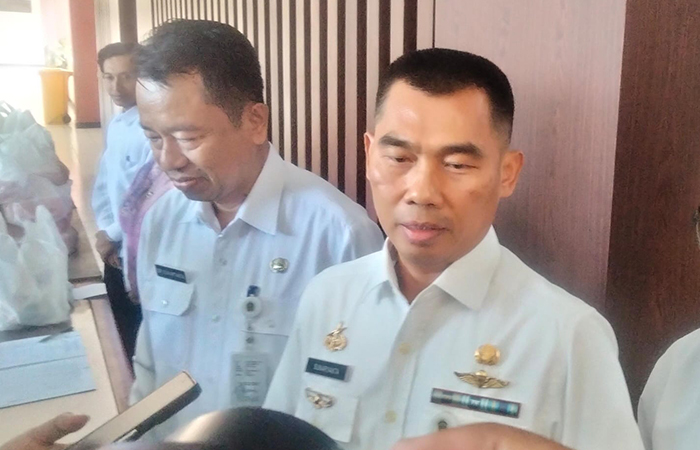 Bupati Gunungkidul Sunaryanta saat diwawancarai awak media, Rabu (27/3).