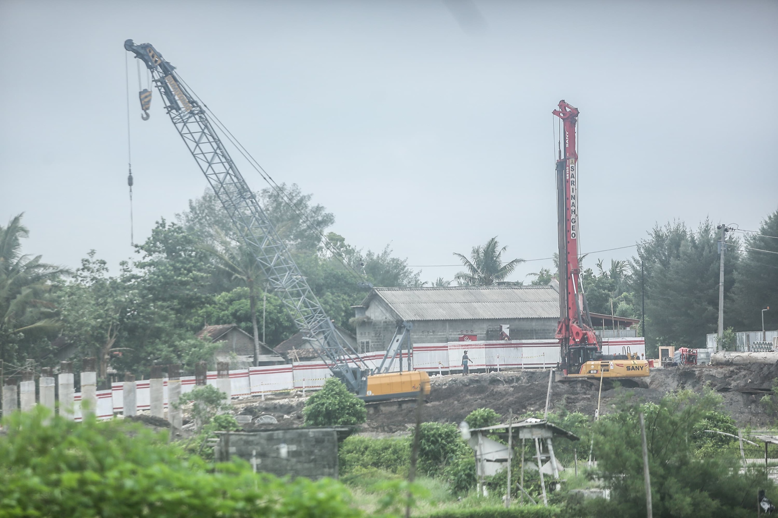 TIANG: Pekerja melakukan proses penyelesaian pembuatan tiang penyangga Jembatan Pandansimo di Ngentak, Srandakan, Bantul, Kamis (14/3).