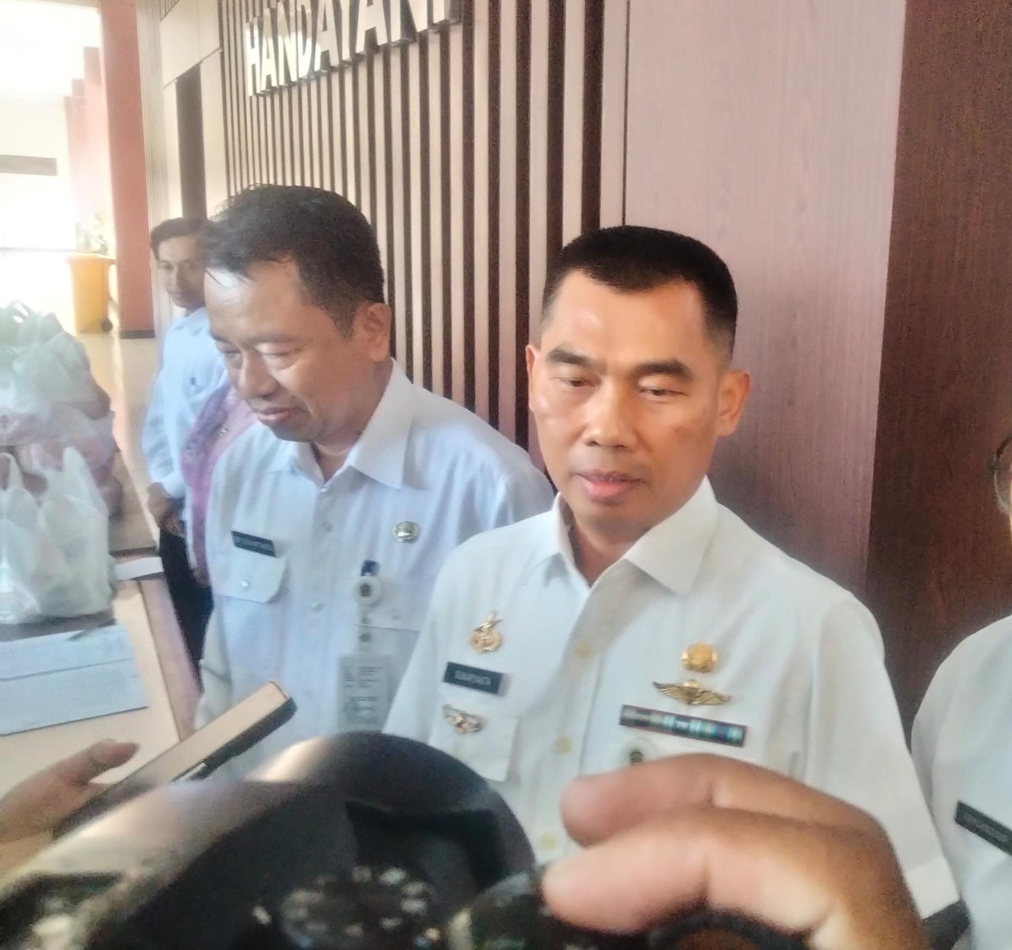 INVESTIGASI: Bupati Gunungkidul Sunaryanta saat diwawancarai awak media, Rabu (27/3).