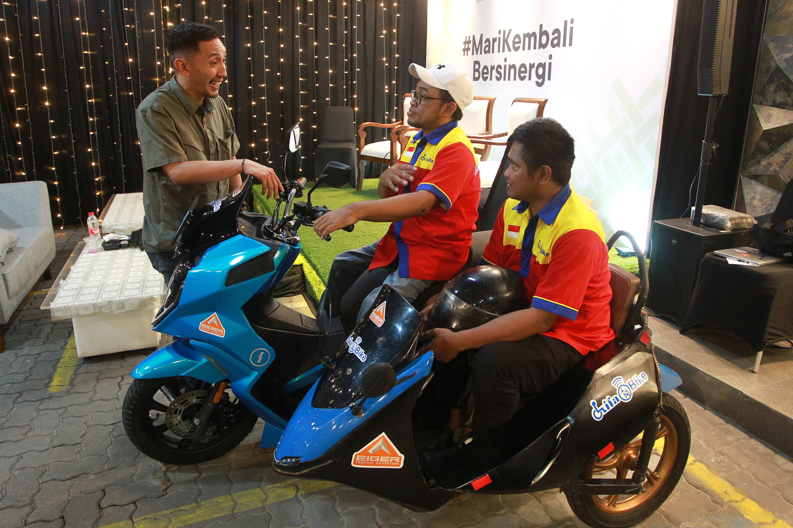 SIAP: CSR Officer Eiger Adventure Ebenhard Joseph (kiri) berbincang dengan Founder Difa Bike Triyono (tengah) saat peluncuran motor listrik  Difa Bike, di Toko Eiger, Jalan Kaliurang Rabu (27/3).