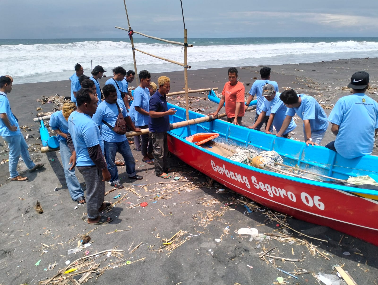 SIAP: Nelayan Pantai Congot sedang emlakukan pengecekan kapal. (Dokumentasi DKP Kulon Progo)