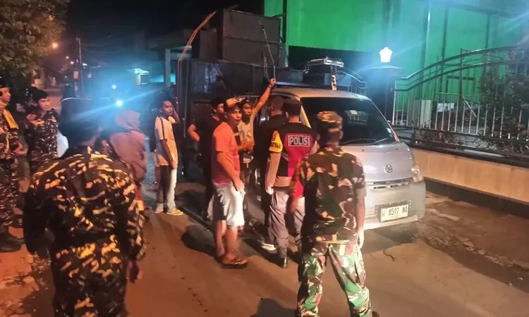 Ilustrasi : Petugas gabungan dari Polsek dan Koramil Tanggulangin saat mengamankan pikap muat sound system yang digunakan untuk sahur on the road