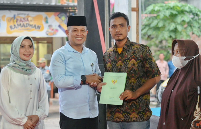 LEGALITAS : Bupati Kebumen Arif Sugiyanto didampingi Wakil Bupati Ristawati Purwaningsih membagikan sertifikat tanah kepada warga Desa Poncowarno, Kecamatan Poncowarno.