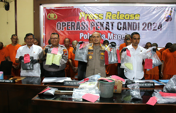 GELAR PERKARA: Kapolresta Magelang serta jajarannya saat memperlihatkan barang bukti hasil operasi pekat 2024.