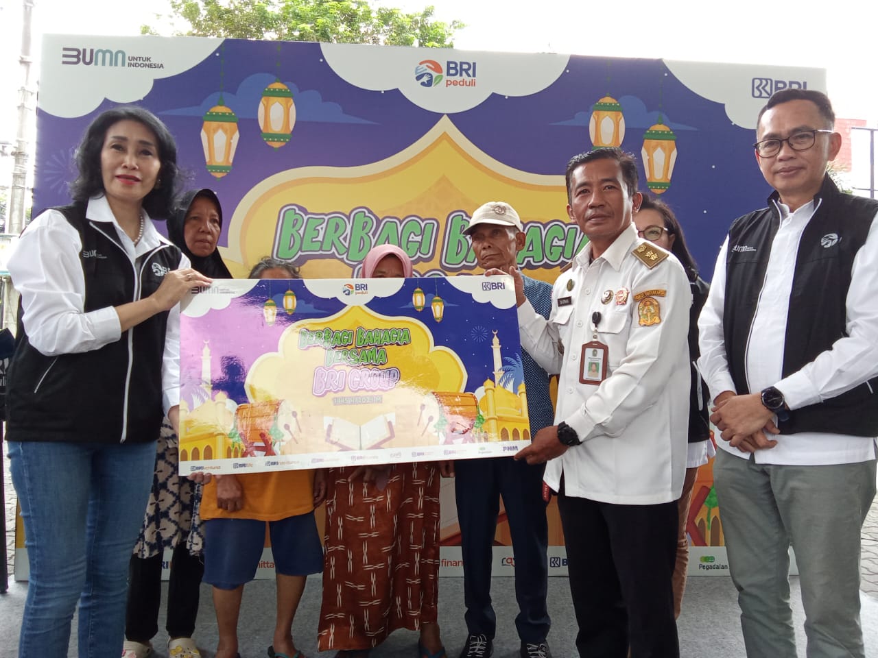 Direktur Konsumer PT. Bank Rakyat Indonesia Tbk, Handayani secara simbolis menyerahkan bantuan melalui Lurah Terban